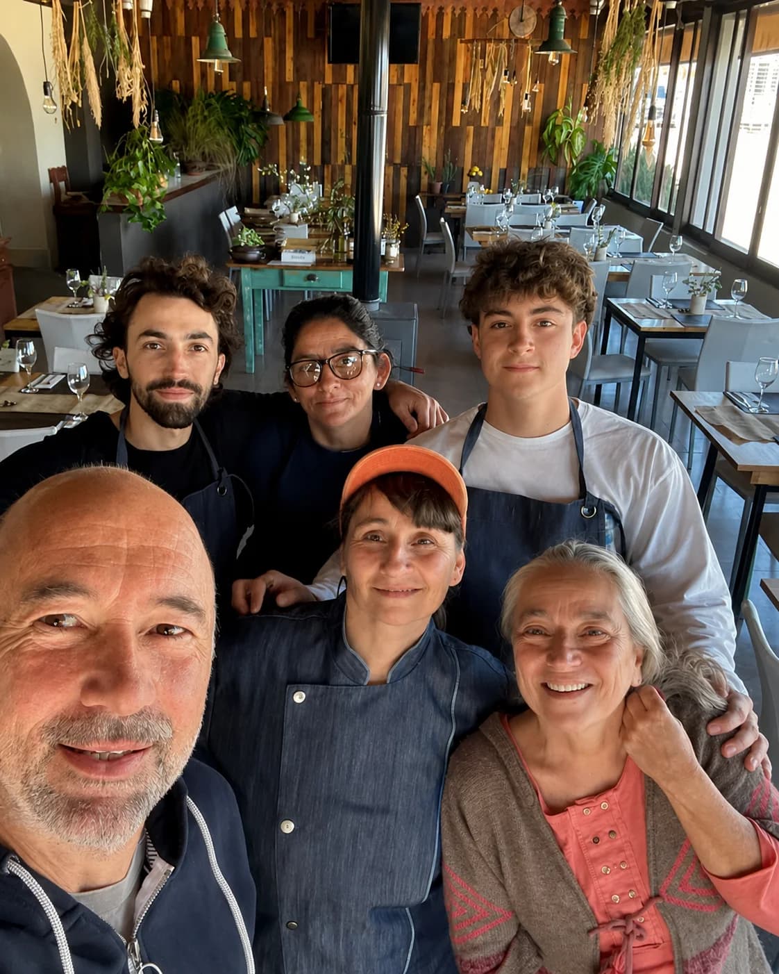 El equipo de Aguamadre: la familia que recibe en el salón y la cocina