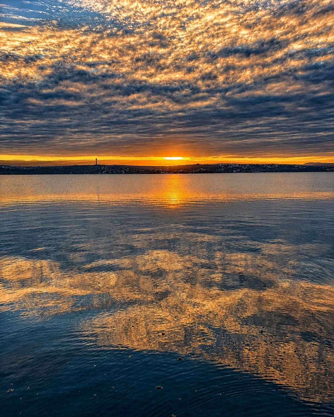 El lago San Roque al atardecer, visto desde Aguamadre